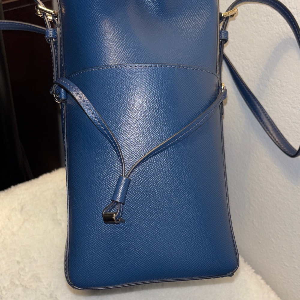 Michael Kors Voyager Saffiano leather tote bag in navy blue. - Picture 9 of 12